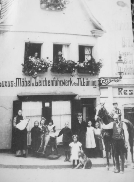 Die Familie meiner Mutter vor ihrem damaligen Elternhaus. Meine Mutter sitzt auf dem Schaukelpferd