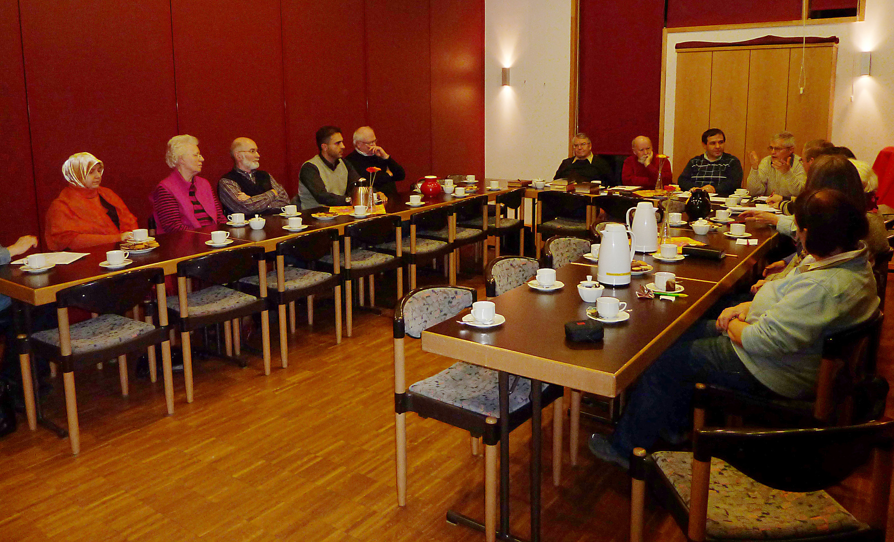 Am Kopfende von links: Pfr. Burkhard Hoffmann, Pfr. Hans-Werner Völker, Duran Terzi und Bernd-M. Wehner, Sprecher des KKV-Gesprächskreises „Christen treffen Muslime“