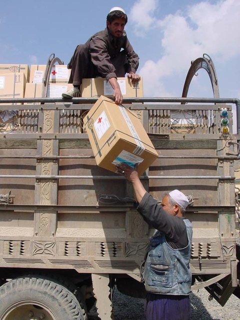 Hilfsgüterverteilung vom LKW