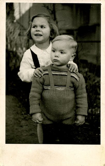1949 Fototermin mit meiner Schwester im Garten