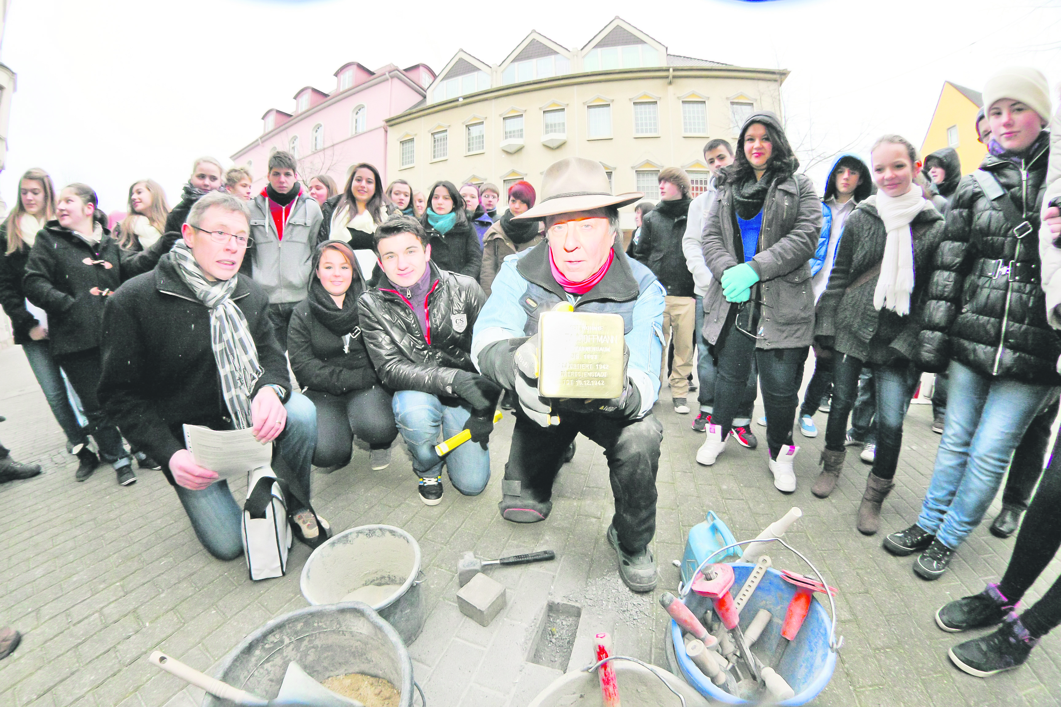 Der Kölner Künstler Gunter Demnig verlegte einen seiner Stolpersteine an der Limbecker Straße in Lütgendortmund. Er erinnert an Berta Blümchen Hoffmann.