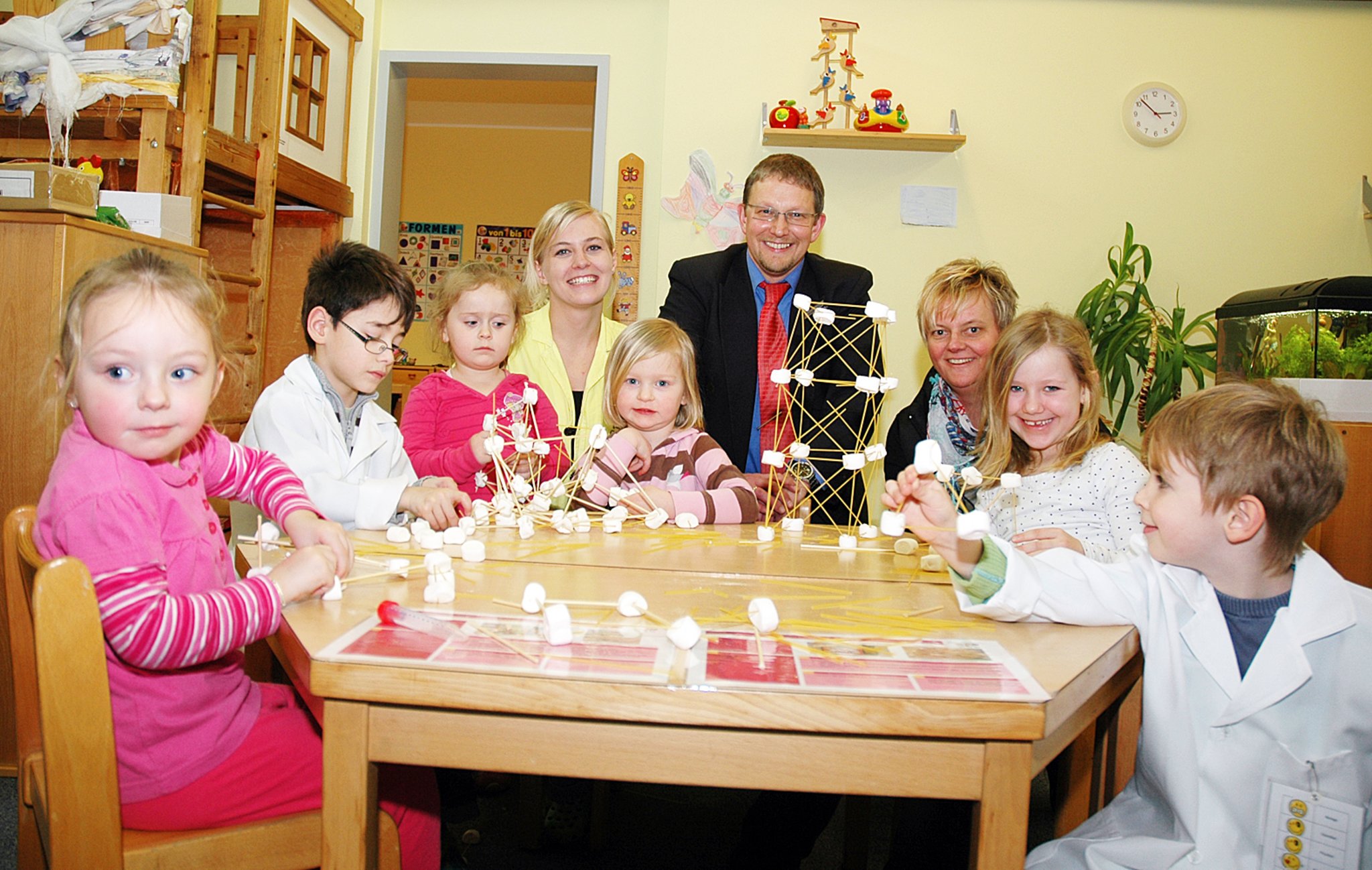 Kleine Wissenschaftler­ lassen Monster schäumen: Im Kindergarten