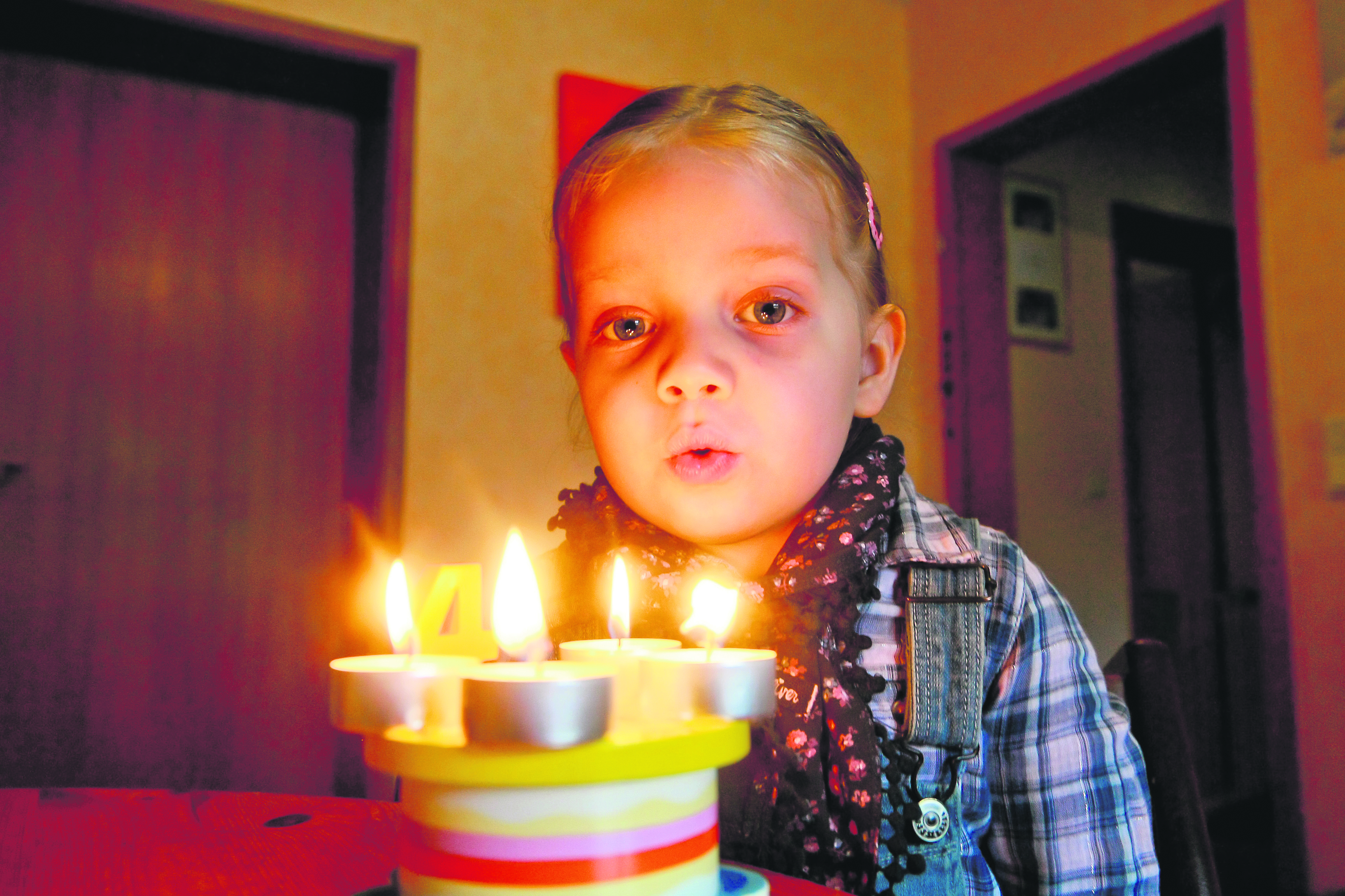 Vier Kerzen darf Leni Schlageter heute auspusten. Rein rechnerisch eigentlich erst eine, denn Leni ist ein Schaltjahreskind und das eigentliche Datum ihres Geburtstages taucht nur alle vier Jahre auf. Aber Wünsche hat sie so oder so.