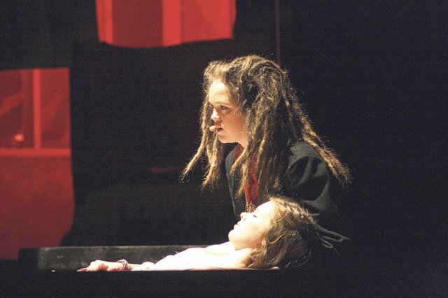 Bunting (Leon Philipp) und Rikke (Lena Bartram) rührten mit ihrem Schauspiel zu Tränen .