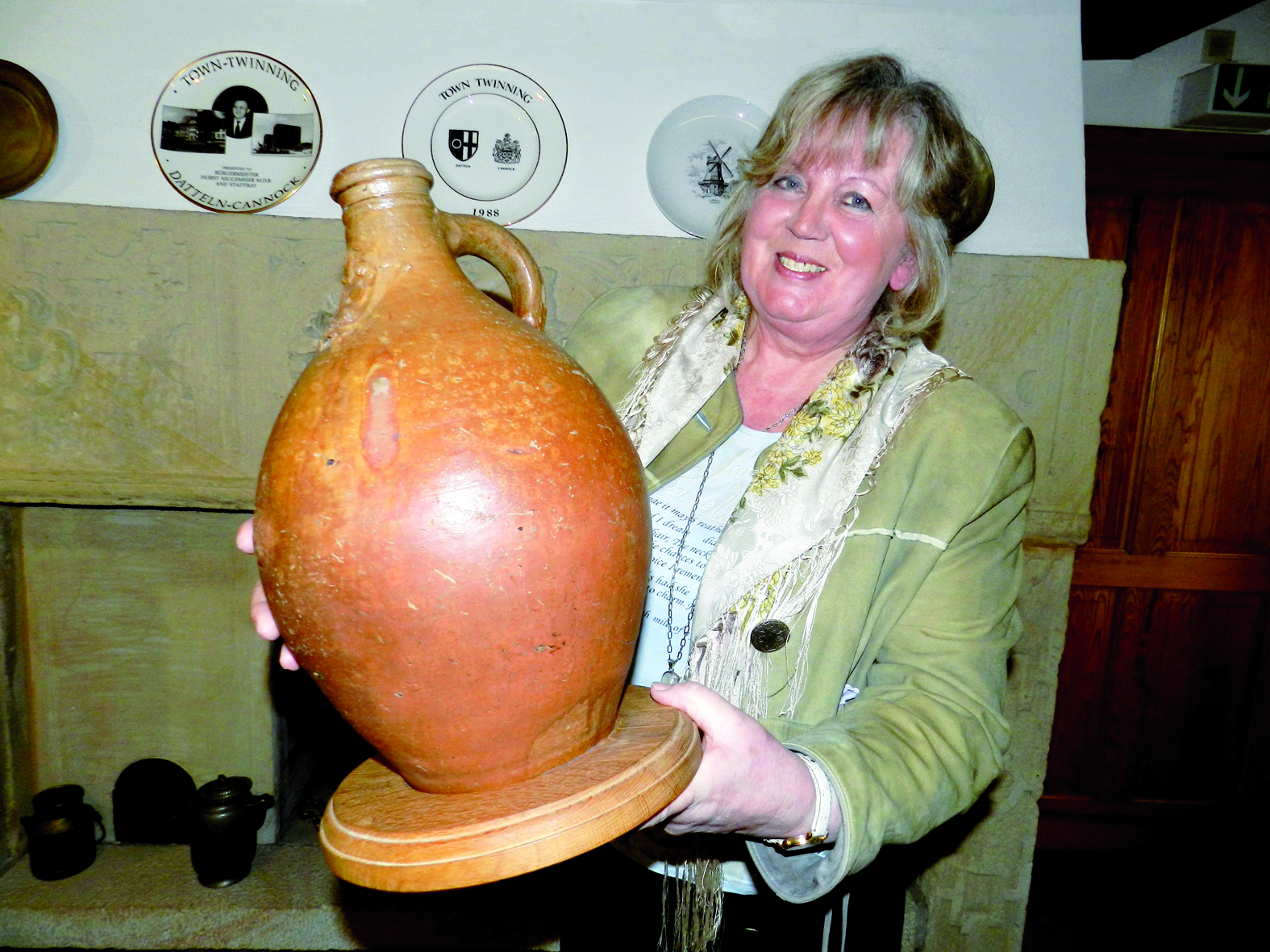 Rita Möcklinghoff-Koths zeigt den wertvollen Bartmann-Krug.