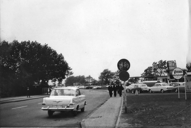 Wo genau dieses Foto gemacht worden ist, weiß ich leider nicht. Aber ich vermute, es ist die Bottroper Straße in den sechsziger Jahren.