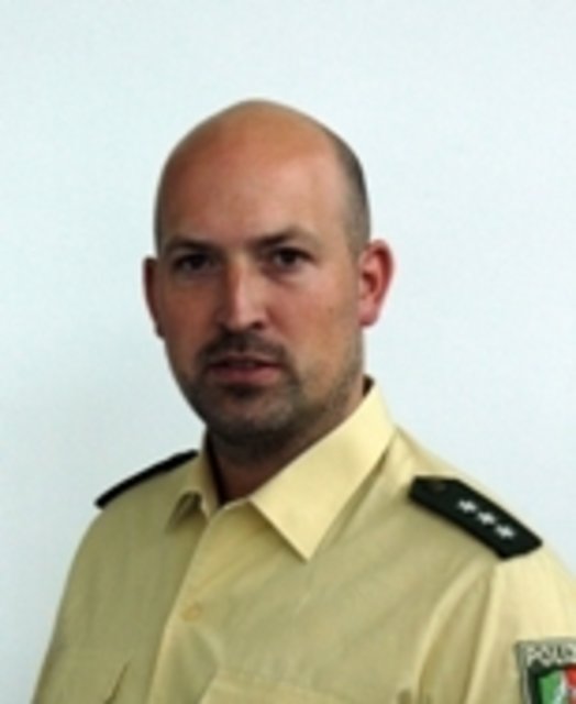 Polizeisprecher Lars Lindemann auf Anfrage der WAZ (Vera Eckhard):
„Allein im vergangenen Monat seien 14 Dealer per Haftbefehl festgenommen worden. Wir sind bislang mit den Ergebnissen im Kampf gegen den Drogenhandel in Altendorf zufrieden. Davon zeugt auch das positive Echo vieler Altendorfer Bürger, die sich bei uns melden