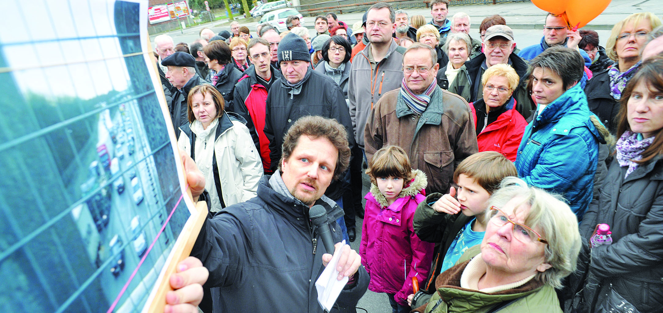 Nach wie vor größter Beliebtheit erfreuen sich die "Informations-Spaziergänge", die seit Wochen jeden Sonntag vom "Bügerforum A 52" organisiert werden. So konnten die Verantwortlichen am 11. März wieder mehr als 100 Teilnehmer zählen.