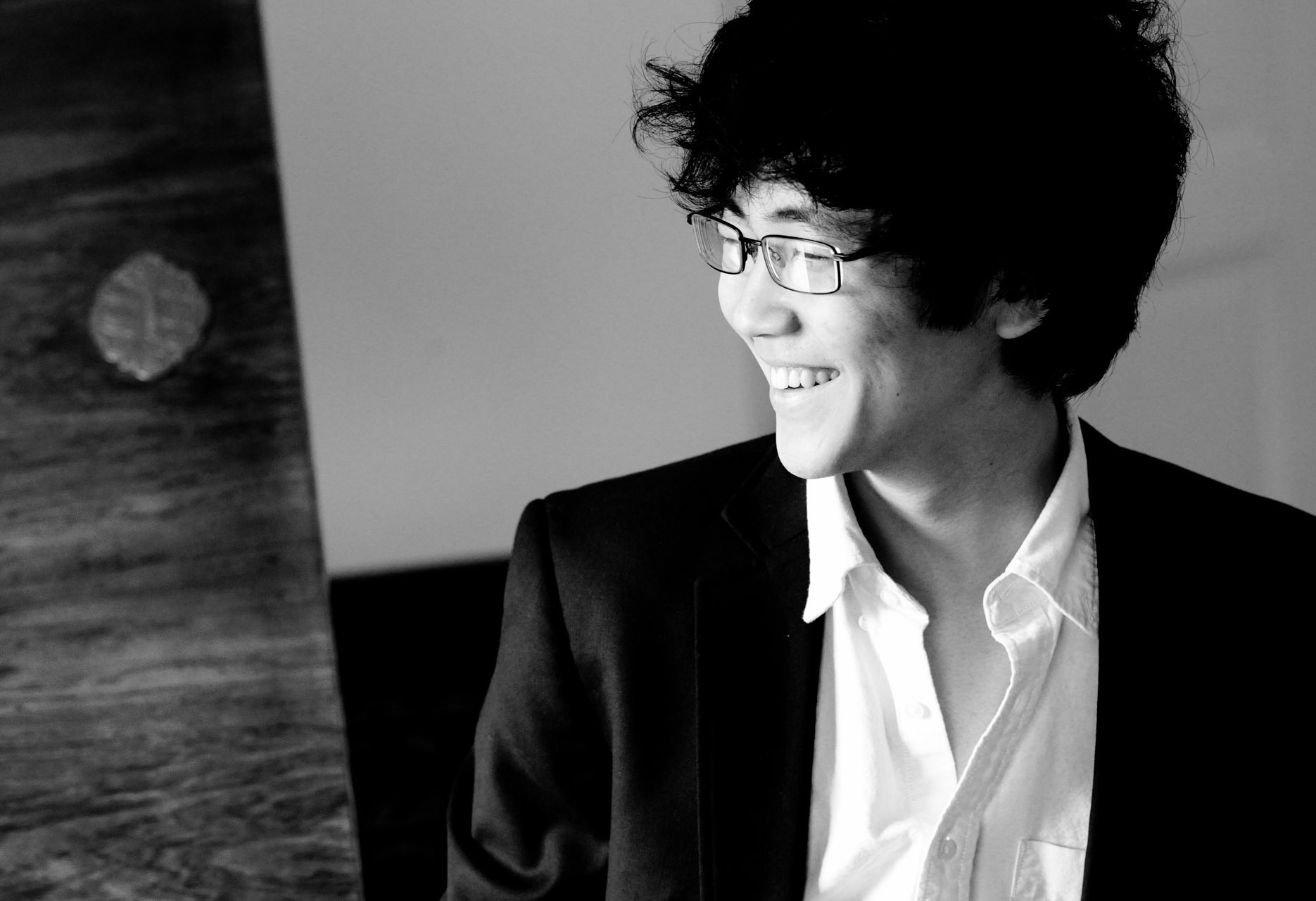 Der junge Pianist Kenji Miura spielt beim Klassikkonzert, das Konjungtur am 20. April im Kammerkonzertsaal organisiert.
