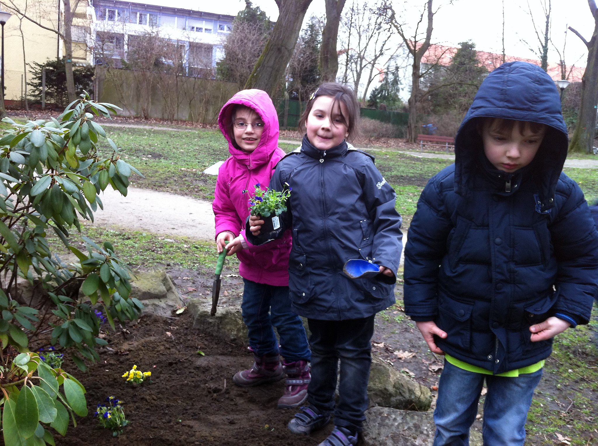 Erstklässler der Körner UhlandGrundschule begrüßen als HobbyGärtner