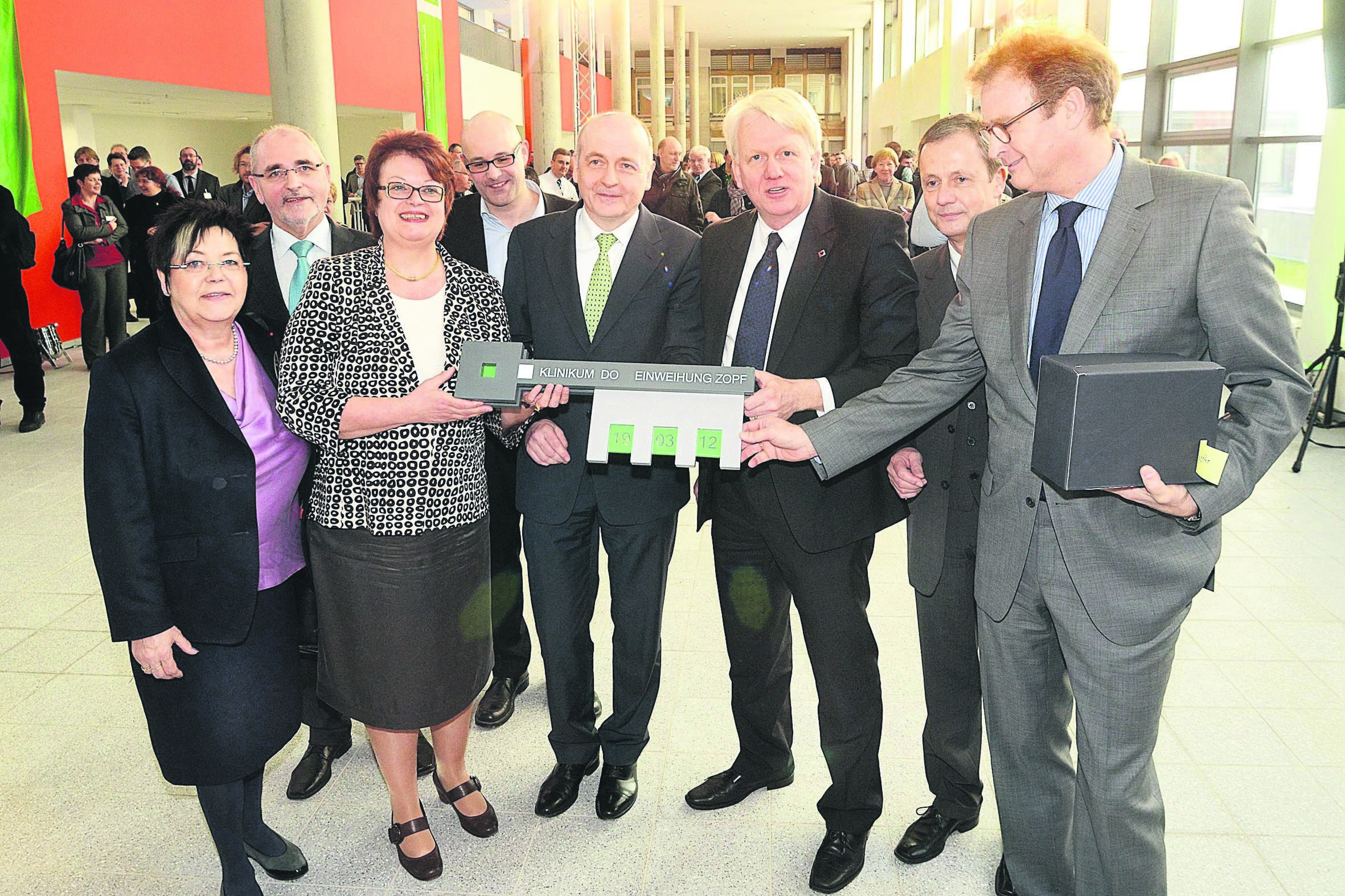 Klinikum Hauptgeschäftsführerin Mechthild Greive tauscht ein Klinik-Nashorn gegen den Schlüssel fürs neue ZOPF mit Architekt Harald Klösges in der Runde, die neben engagierten Mitarbeitern, Planern und Bauleuten das neue zentrum ermöglicht haben.