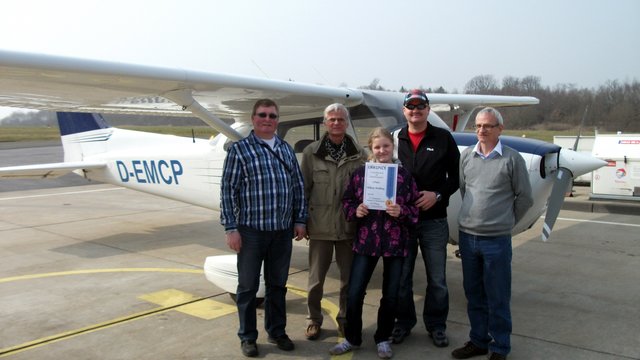 Kurz vor dem Start, Detlef Albrecht UWG Menden, der Pilot Arnold Olivier, Gewinnerin Milena Maßling, Papa Maßling und Bruno F.Homberg UWG Menden