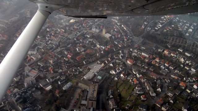Blick auf Menden und die Innenstadt. Am Bildrand unten, das Vicent-Krankenhaus