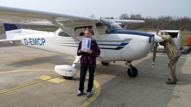 Die Gewinnerin Melanie Maßling und der Pilot Arnold Olivier beim Überprüfen der Cesna 172