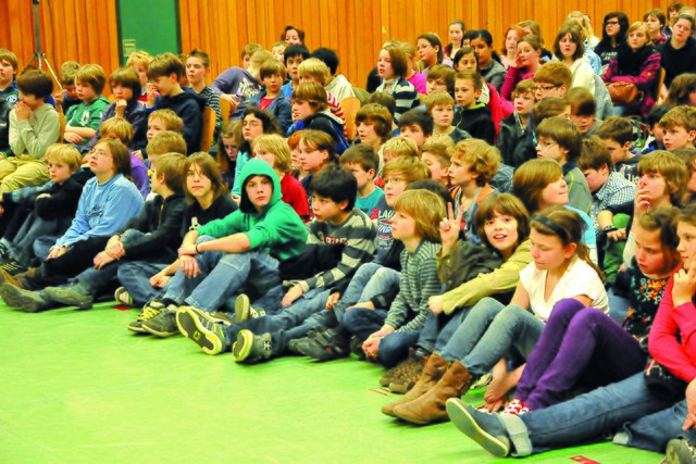 Knapp 800 Schüler des THG nutzten das Gastspiel der Theatergruppe Zartbitter aus Köln, um sich zu über das Thema Cybermobbing zu informiereninformieren.