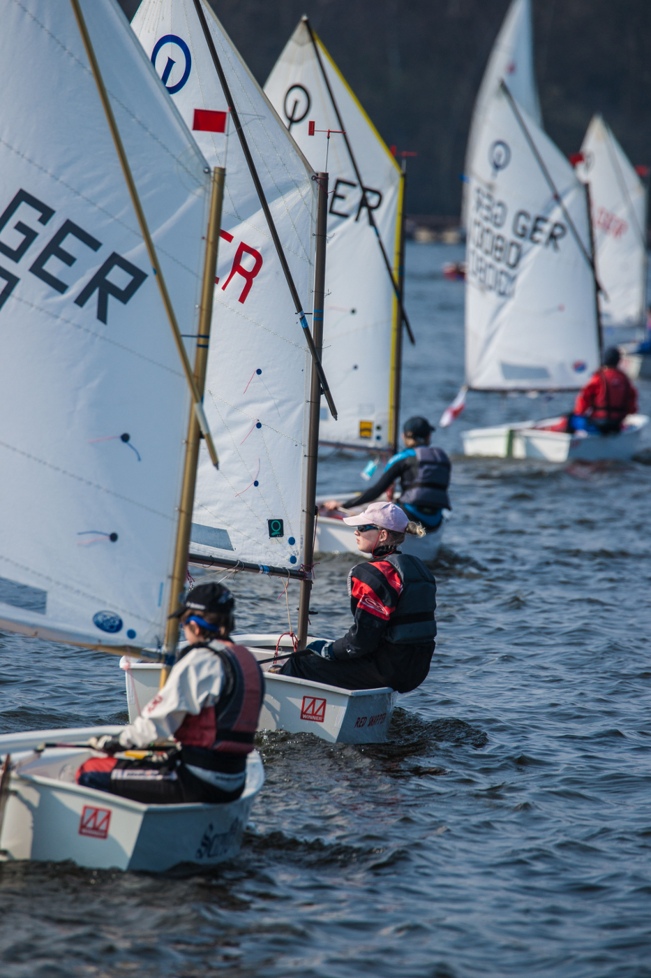 Die jungen Segler in der Regatta - auf dem Weg zur nächsten Tonne