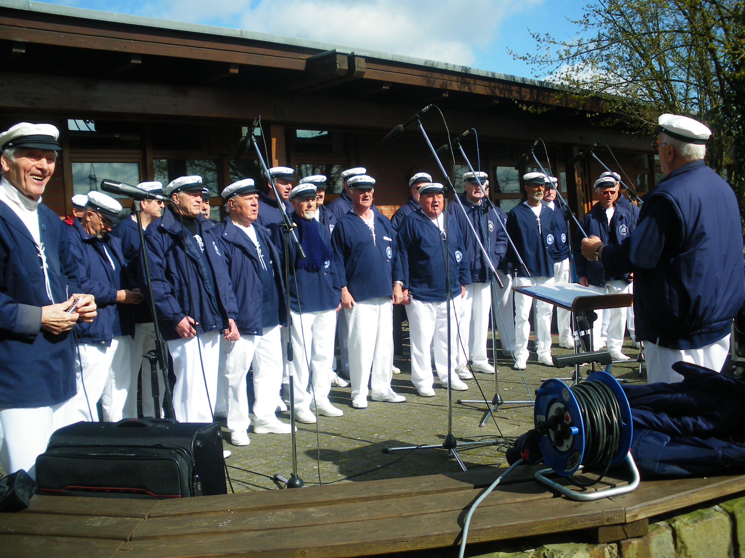 Nicht nur optisch glänzten die "Blauen Jungs" vom Shanty-Chor Witten bei der Saisoneröffnung vor dem Seglerheim in Heveney. amö-Fotos