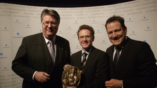 Pfarrer Peter Krogull, der die Salvatorgemeinde in Kürze verlässt, erhielt eine schöne Mercator Plakette