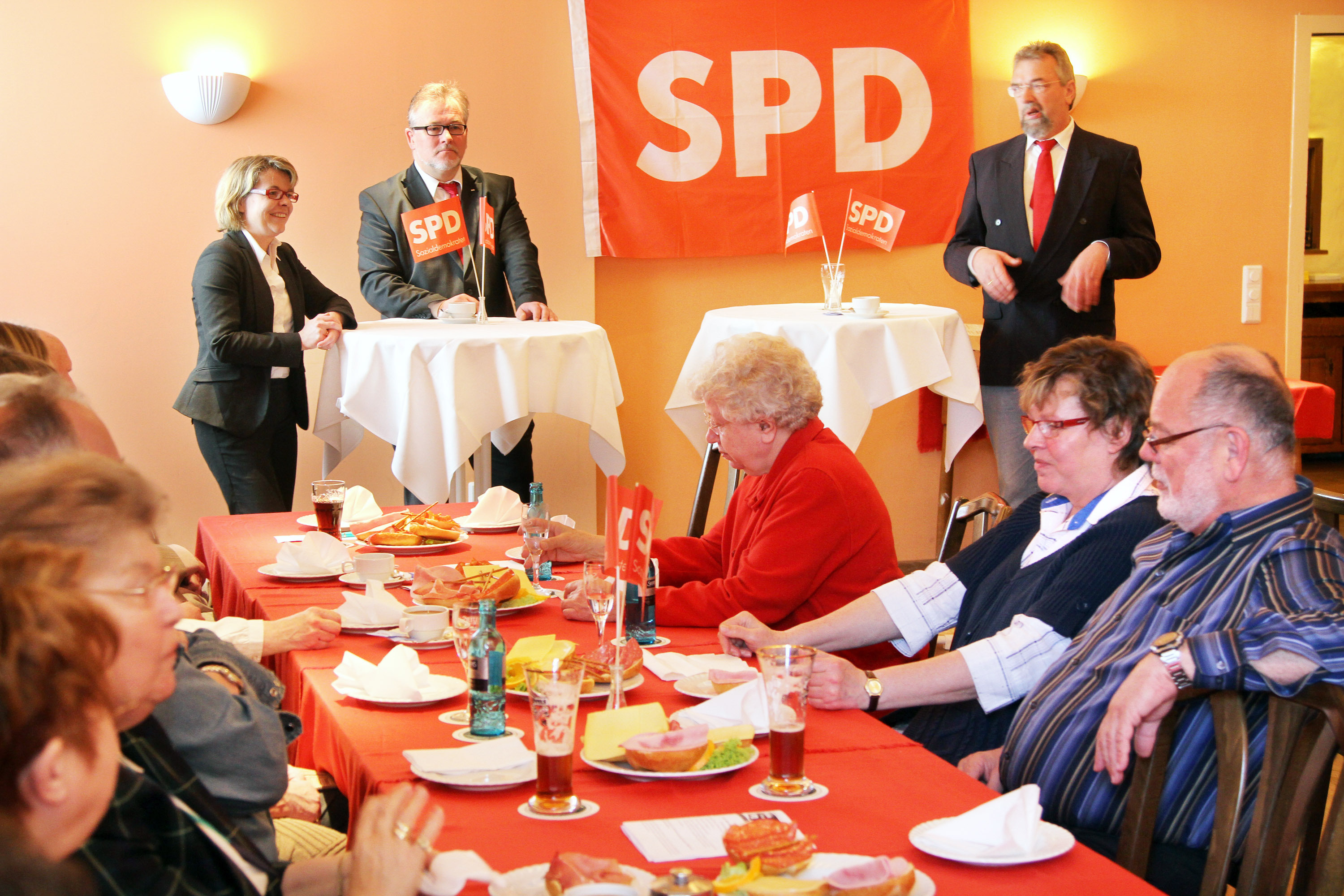 Neben dem Ortsvereinsvorsitzenden Dirk Sanke (M.) waren auch die Landtagsabgeordnete Nadja Lüders (l.) und der Ratsvertreter Friedhelm Sohn (r.) in Wickede dabei.
