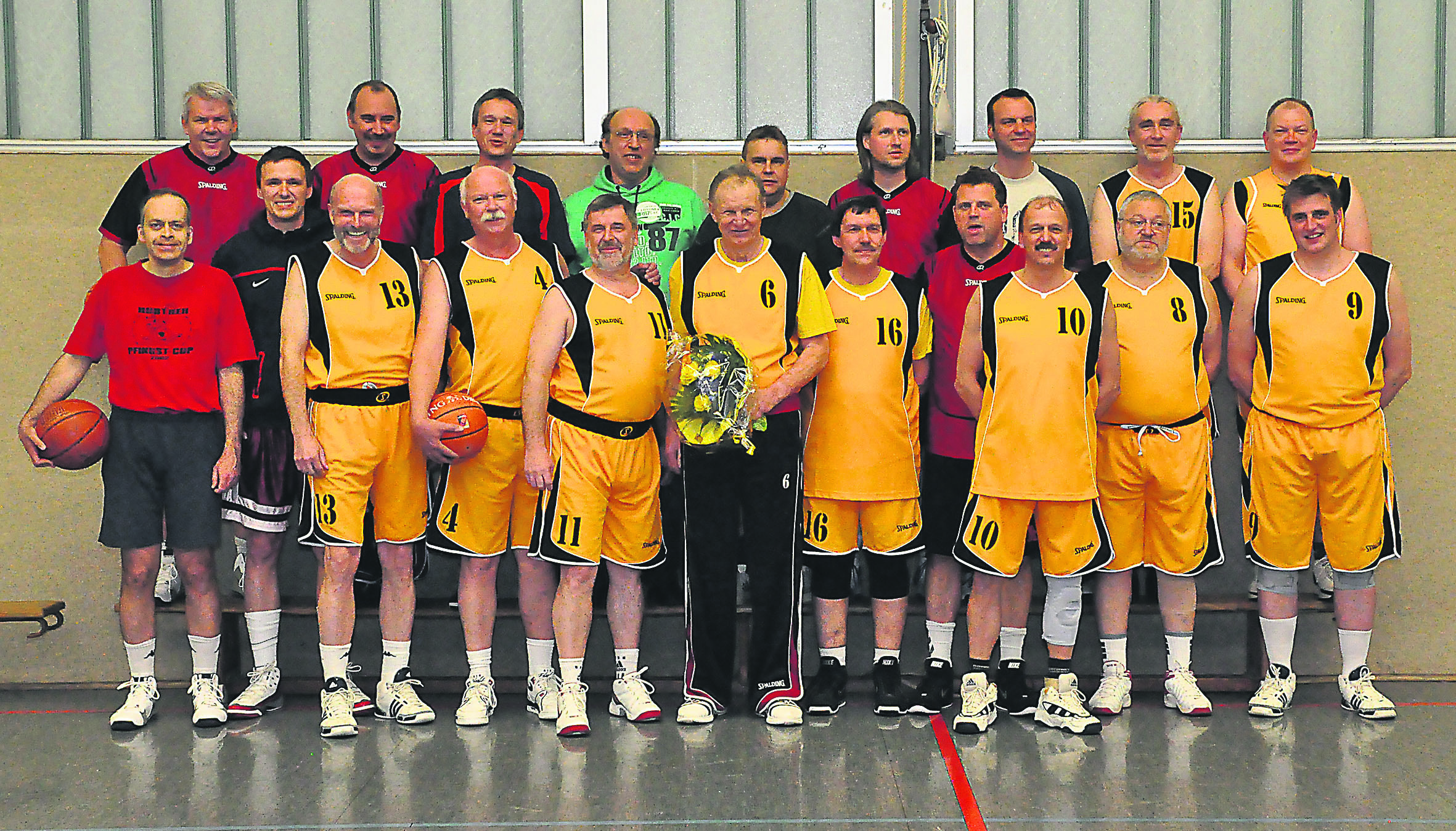 Horst Nicola (M.) bestritt sein letztes Basketballspiel in einer gemischten Auswahl von BC Wickede und TVA Wickede.
