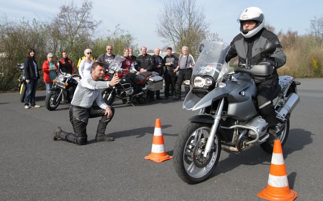 Bremsung mit Anzeigen: Voll in die Eisen aus Tempo 70 bringt manchen Motorradfahrer ins Schwitzen