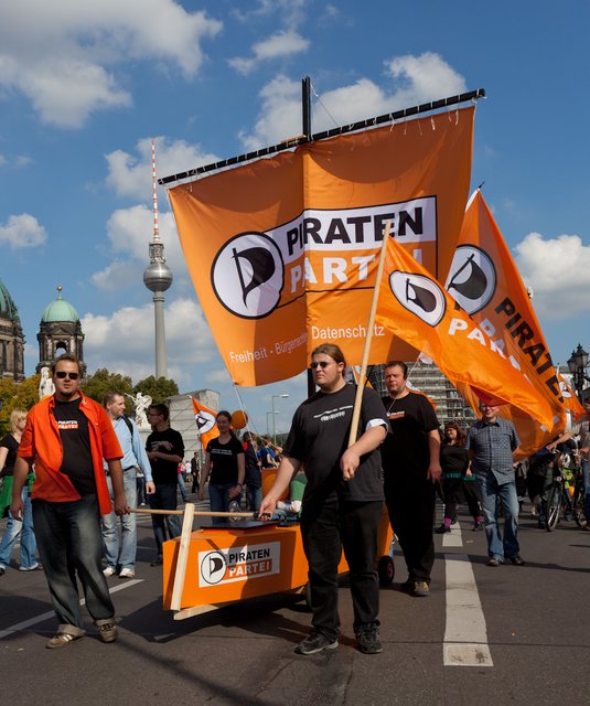 Auch die als Partei organisierten Piraten zeigen öffentlich Flagge. | Foto: Tobias M. Eckrich