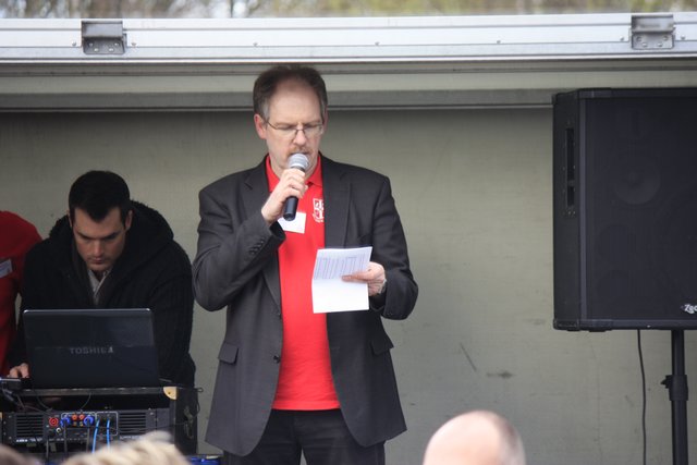 Matthias Blackert verkündet die Bundesliga-Ergebnisse