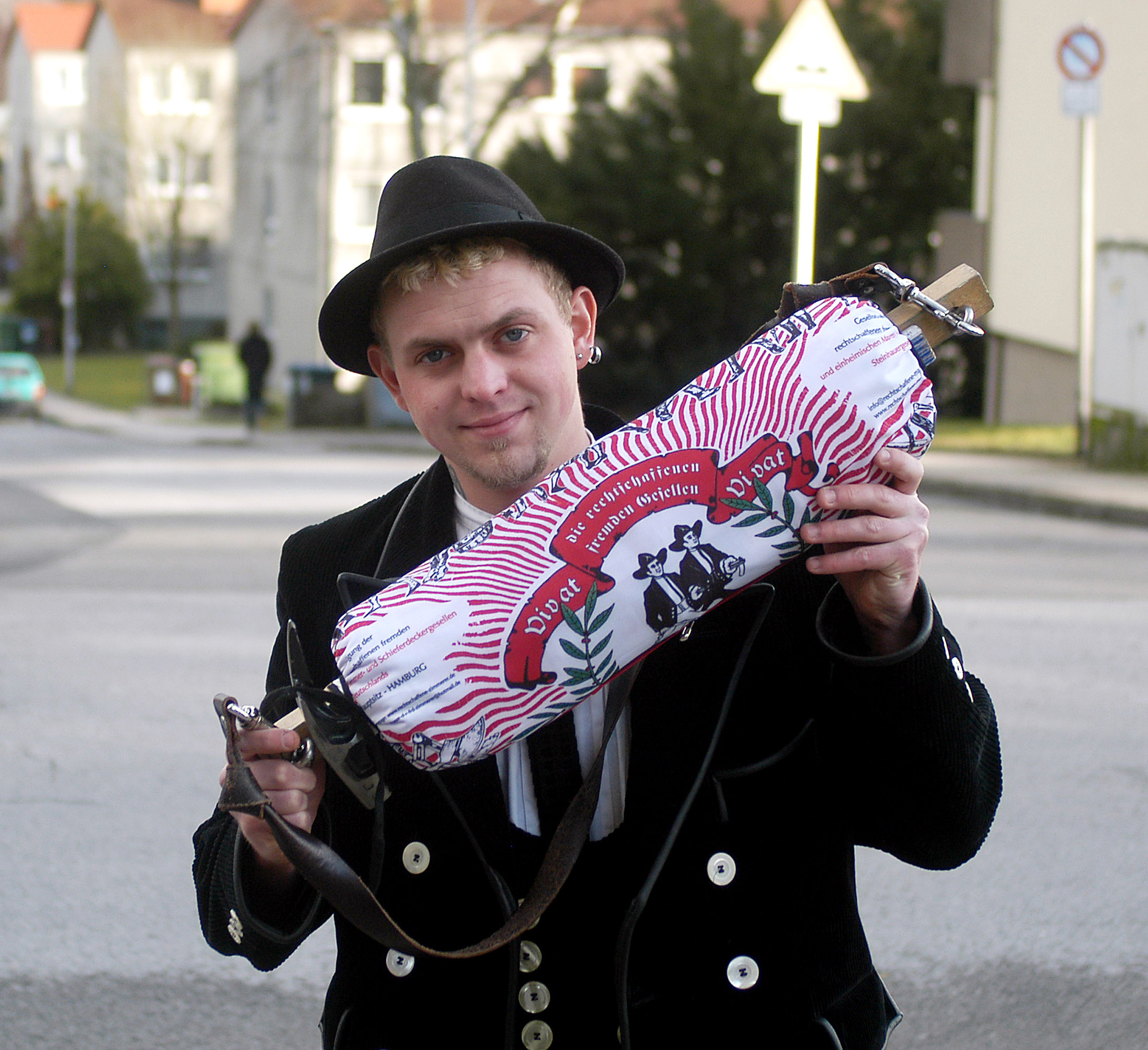 Der gebürtige Hattinger hat in Witten bei seiner Cousine Station gemacht. Sein schmales Gepäck in Form einer Wurst nennt sich „Charlottenburger“ und enthält das Nötigste für die Wanderschaft.