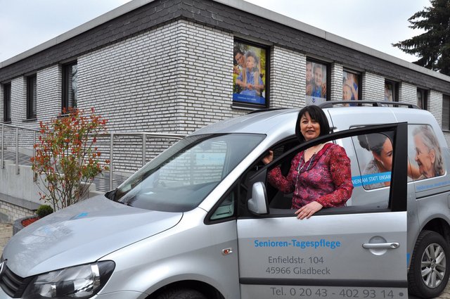 Ein Service, den Bedürftige gerne in Anspruch nehmen: Der Fahrdienst holt die Gäste ab und bringt sie auch wieder nach Hause zurück. Bei Bedarf können diese auch mit Rollstuhl transportiert werden.