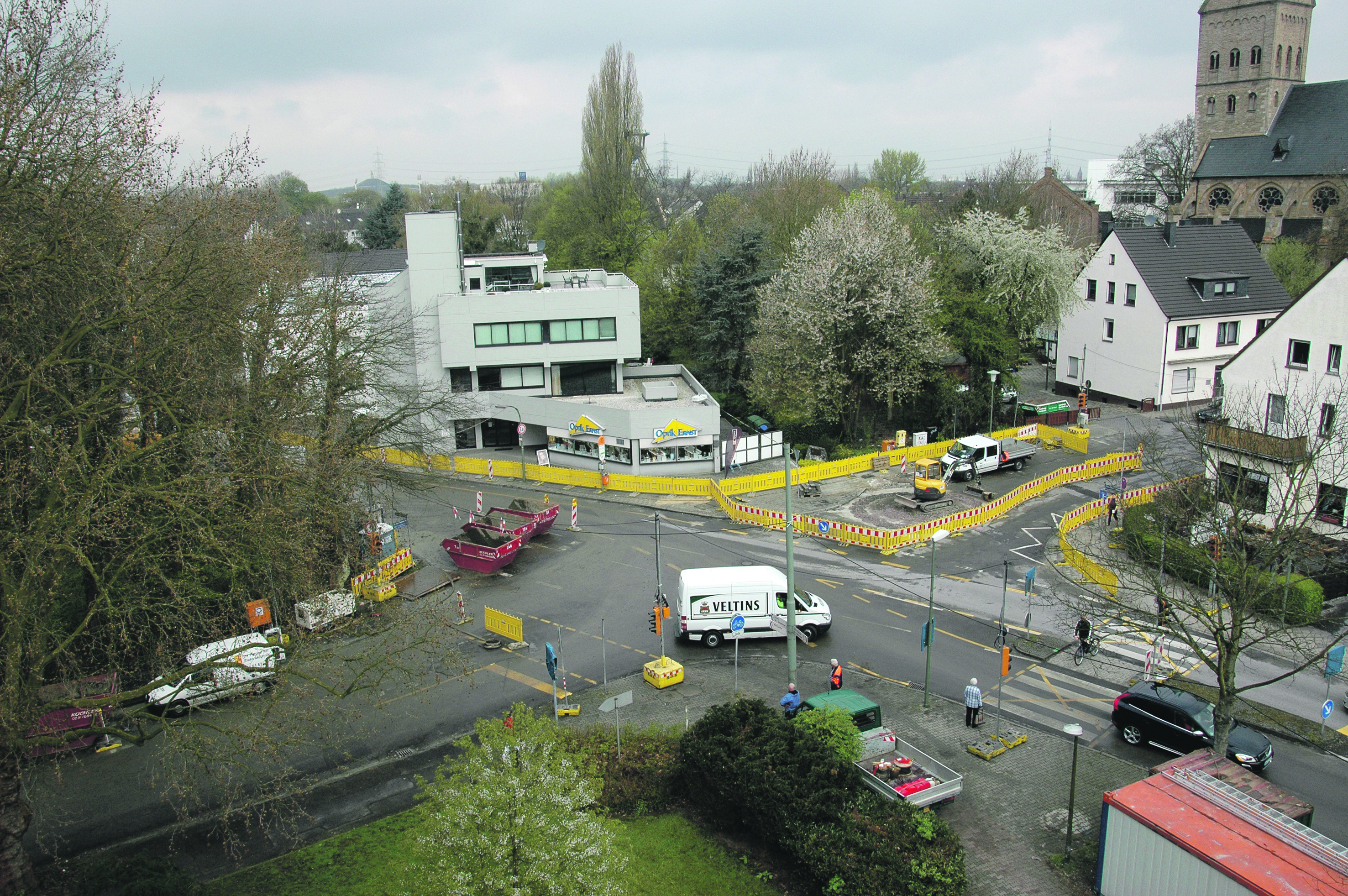 Der Kreuzungsbereich An der Papenburg/Propst-Hellmich-Promenade entwickelt sich zur Großbaustelle. Grund ist das Vorhaben der Emschergenossenschaft, den unter der City verlaufenden Wattenscheider Bach mit einem Reinwasserkanal zu bestücken, der parallel zum (jetzigen) Schmutzwasserkanal laufen soll.