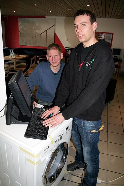 Waschmaschine mit Internetanschluss: Jugendreferent Philipp Kleffner (dunkler Pullover) setzt neue Ideen in der Jugendarbeit gemeinsam mit BufDi Patrick Siweck um