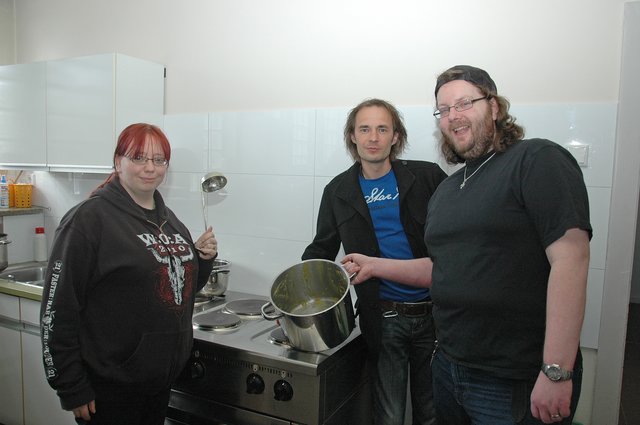 Ein Topf ist schon leer. Die ehrenamtlichen Köche Beata und Michael Brzezinski (rechts) mit Boris Glitzner (Mitte) vom Sozialen Dienst freuen sich über den Appetit der Besuccher. Foto: Vera Demuth