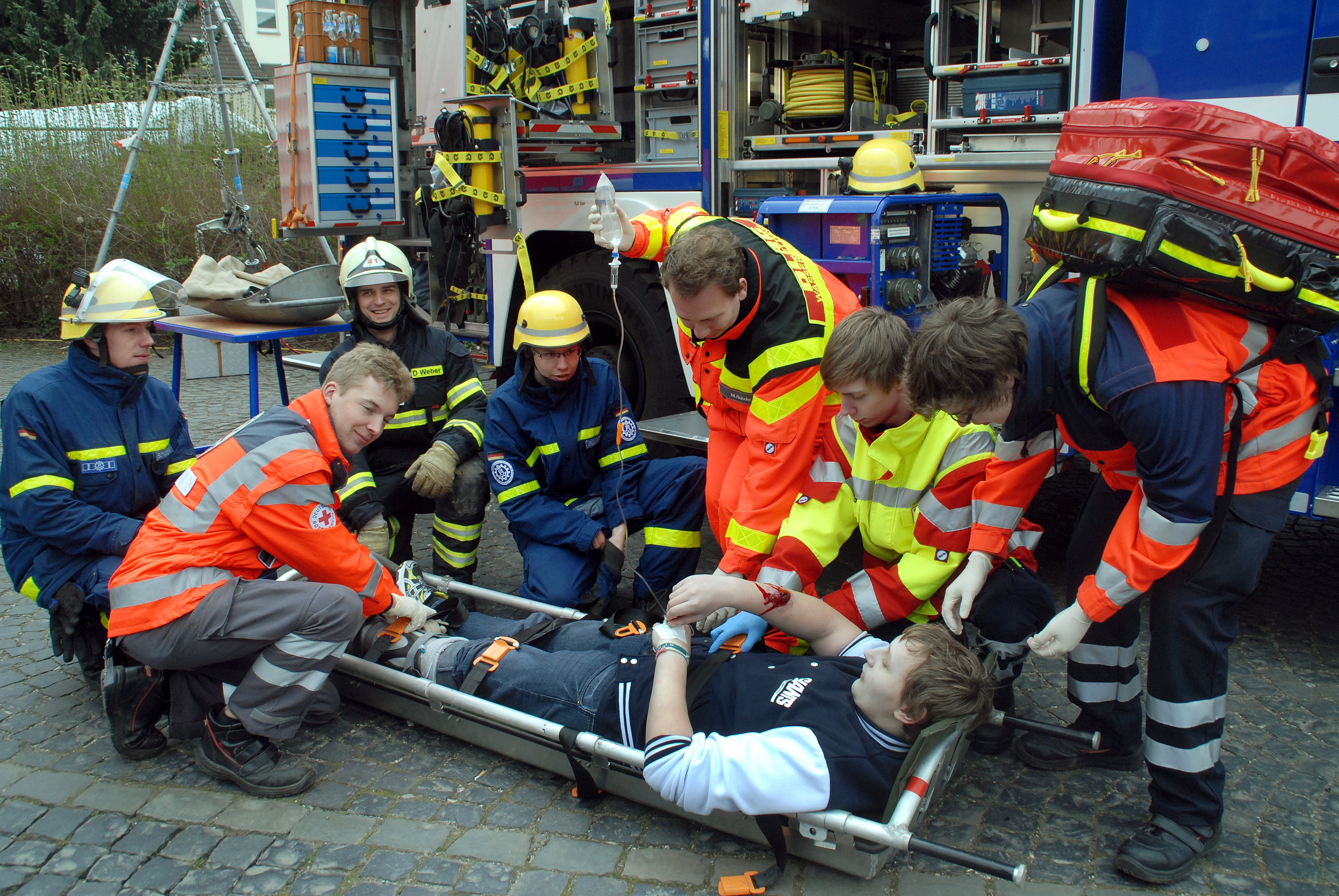 Ein Informationstag rund um das Thema Ehrenamt fand statt im und rund um das Café Treff neben der Werkstadt. Drinnen gab es zahlreiche Infostände und viele Fachgespräche. Draußen waren Feuerwehr, THW, DRK und ASB mit ihren Einsatzfahrzeugen vertreten und simulierten die Bergung und Versorgung einer verletzten Person. Foto: Barbara Zabka