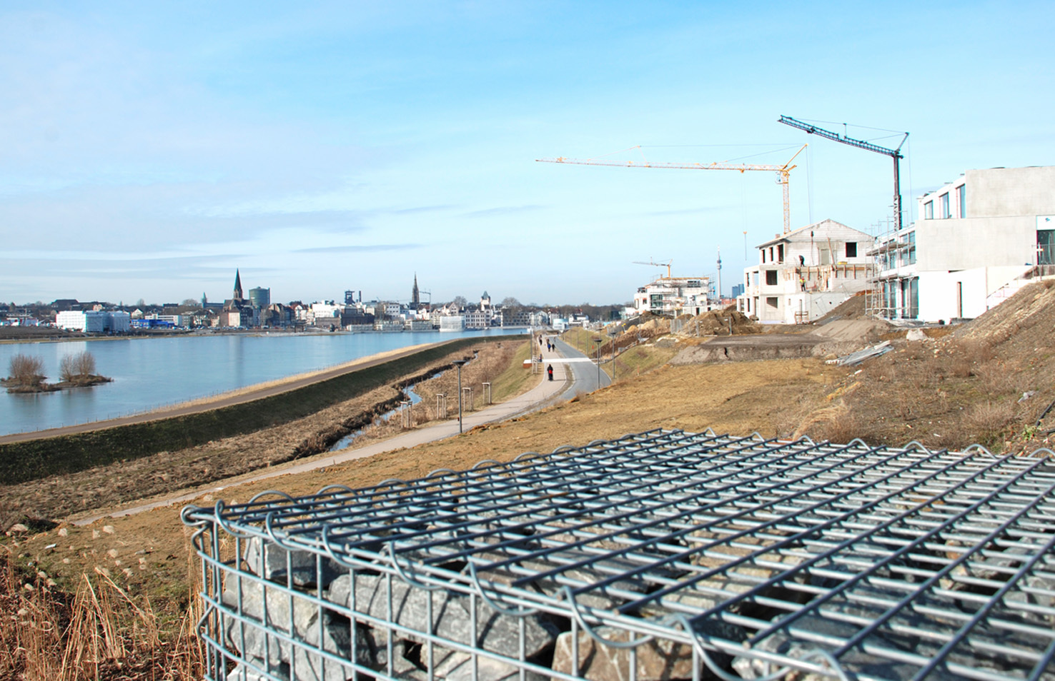 Wird für zirka eine Woche gestaut und trocken gelegt: Die Emscher (l.) in ihrem großzügigen Flussbett. Im Hintergrund ganz links der Phoenix-See.