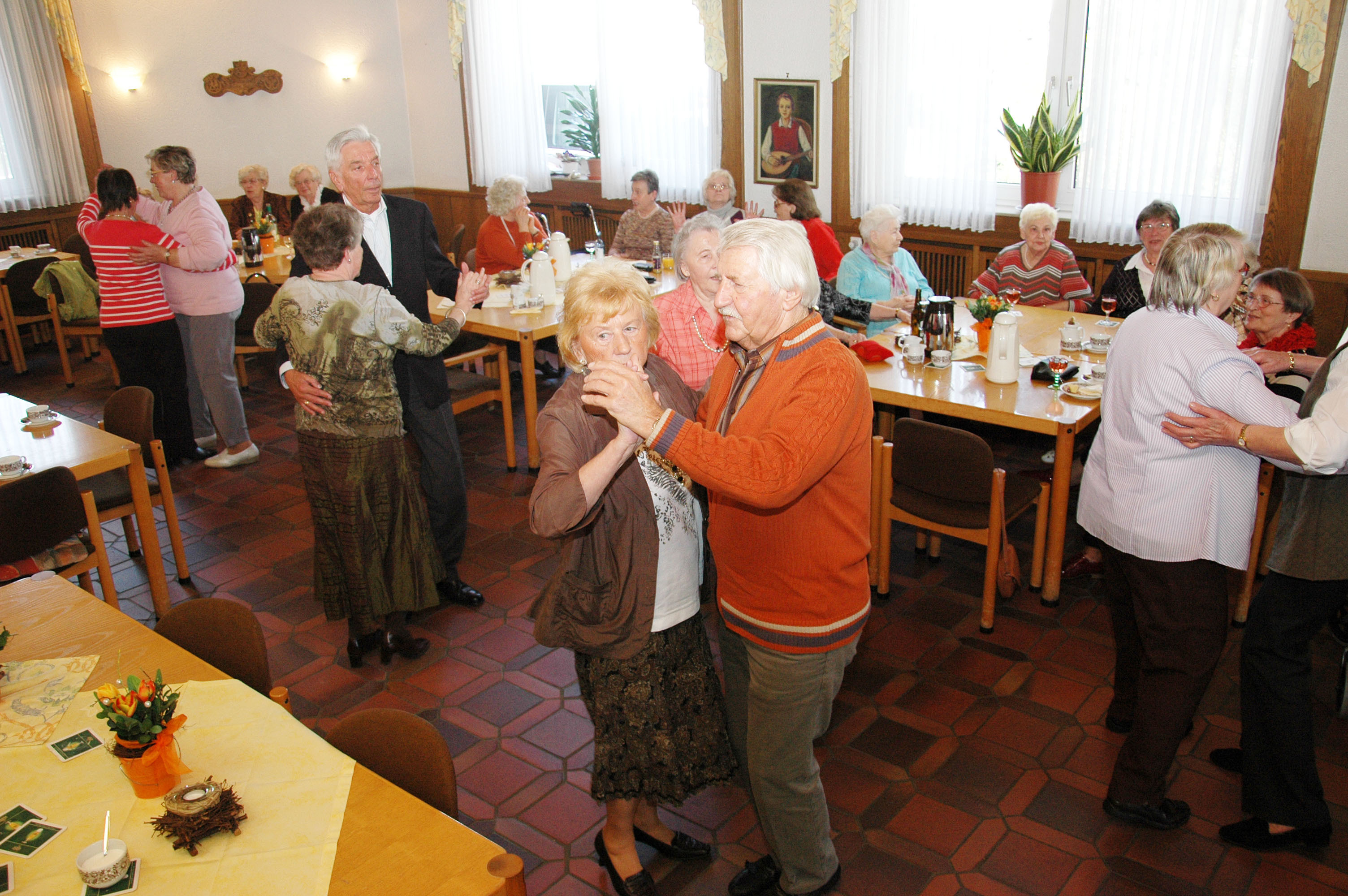 Beim Tanzen laufen die Senioren zur Höchstform auf. Stärken können sie sich mit Kaffee und Kuchen.