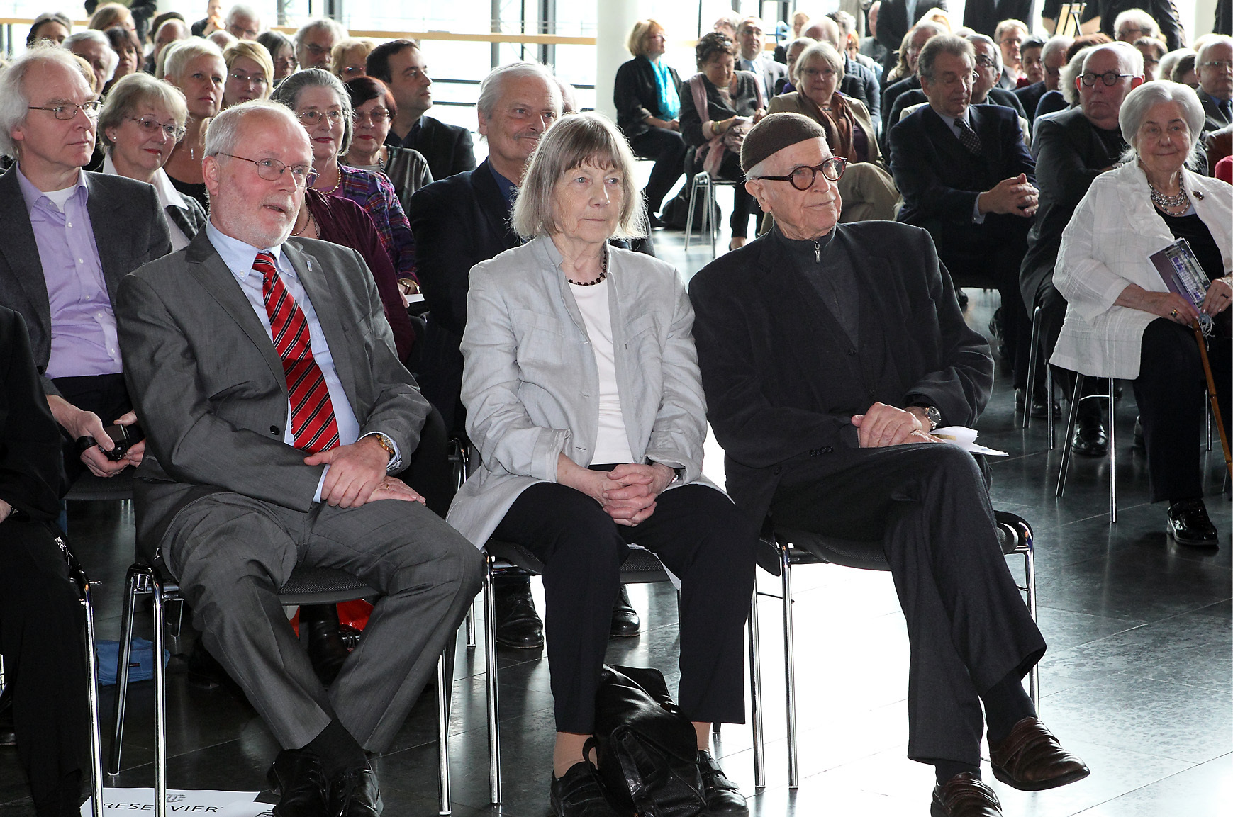 Prof. Werner Ruhnau erschien in Begleitung seiner Gattin im Musiktheater im Revier und empfing die Glückwünsche zahlreicher Gäste. Die Laudatio der Stadt Gelsenkirchen hielt Bürgermeister Klaus Hermandung (links). Foto: Gerd Kaemper