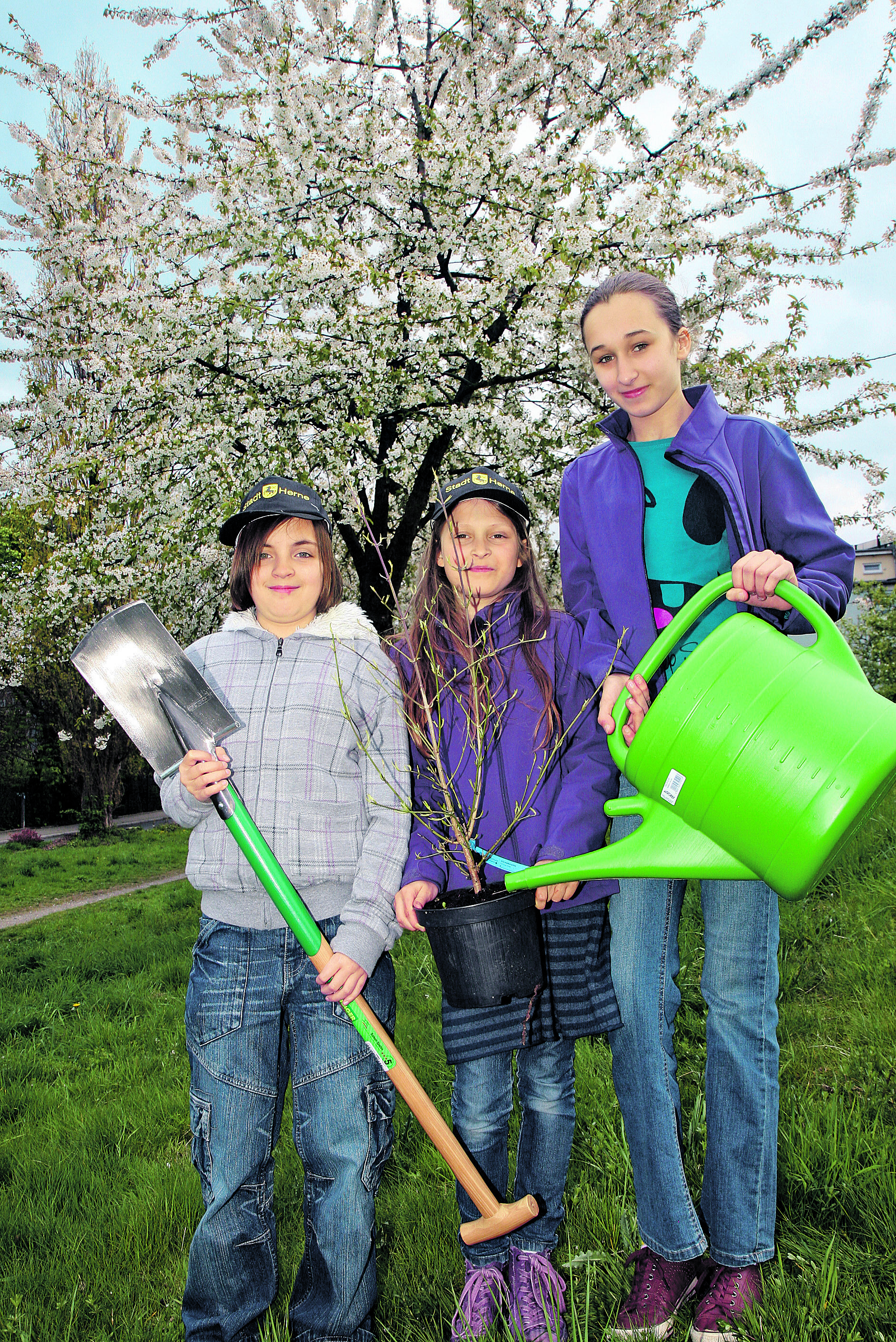 Sophia, Alva und Anna (v. li.) sind bereit für große Taten. Foto: Detlef Erler