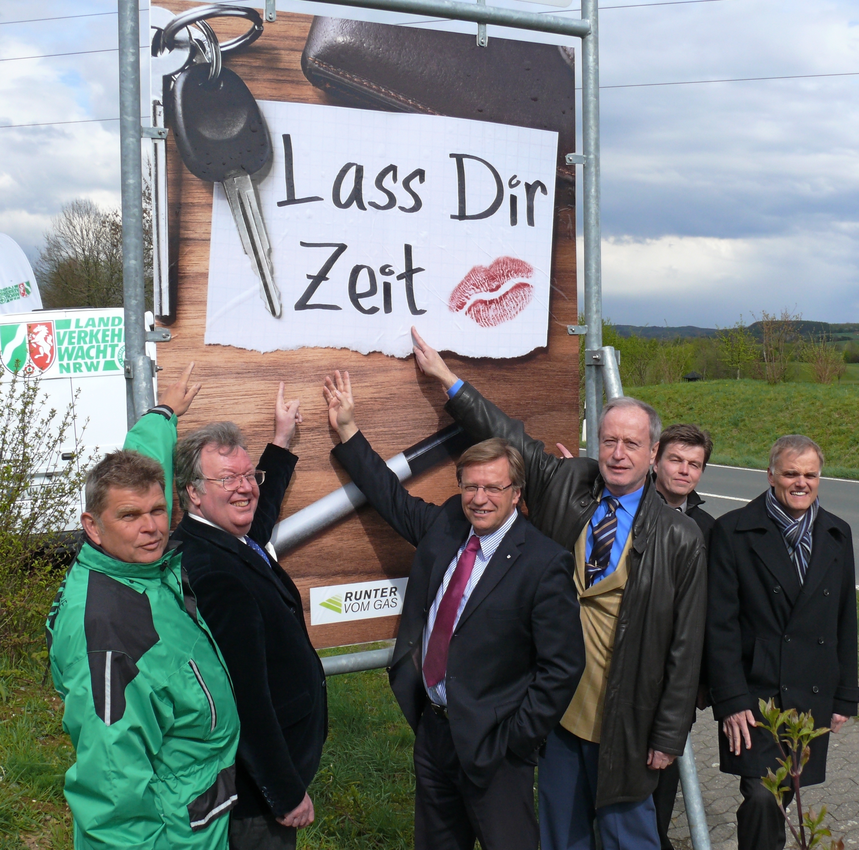 Stellten gemeinsam die neuen Plakatmotive der Landstraßen-
Kampagne vor (v.l.:) Ralf Schefzig, Vorsitzender Kreisverkehrswacht
Mettmann, Knut vom Bovert, Bürgermeister Stadt Haan, NRWVerkehrsminister
Harry K. Voigstberger, Dr. Günter Bäumerich, Vizepräsident
Landesverkehrswacht NRW, Ralf Hezel, Geschäftsführer
Kreisverkehrswacht Mettmann und Burkhard Nipper, Gf. Direktor Landesverkehrswacht
NRW