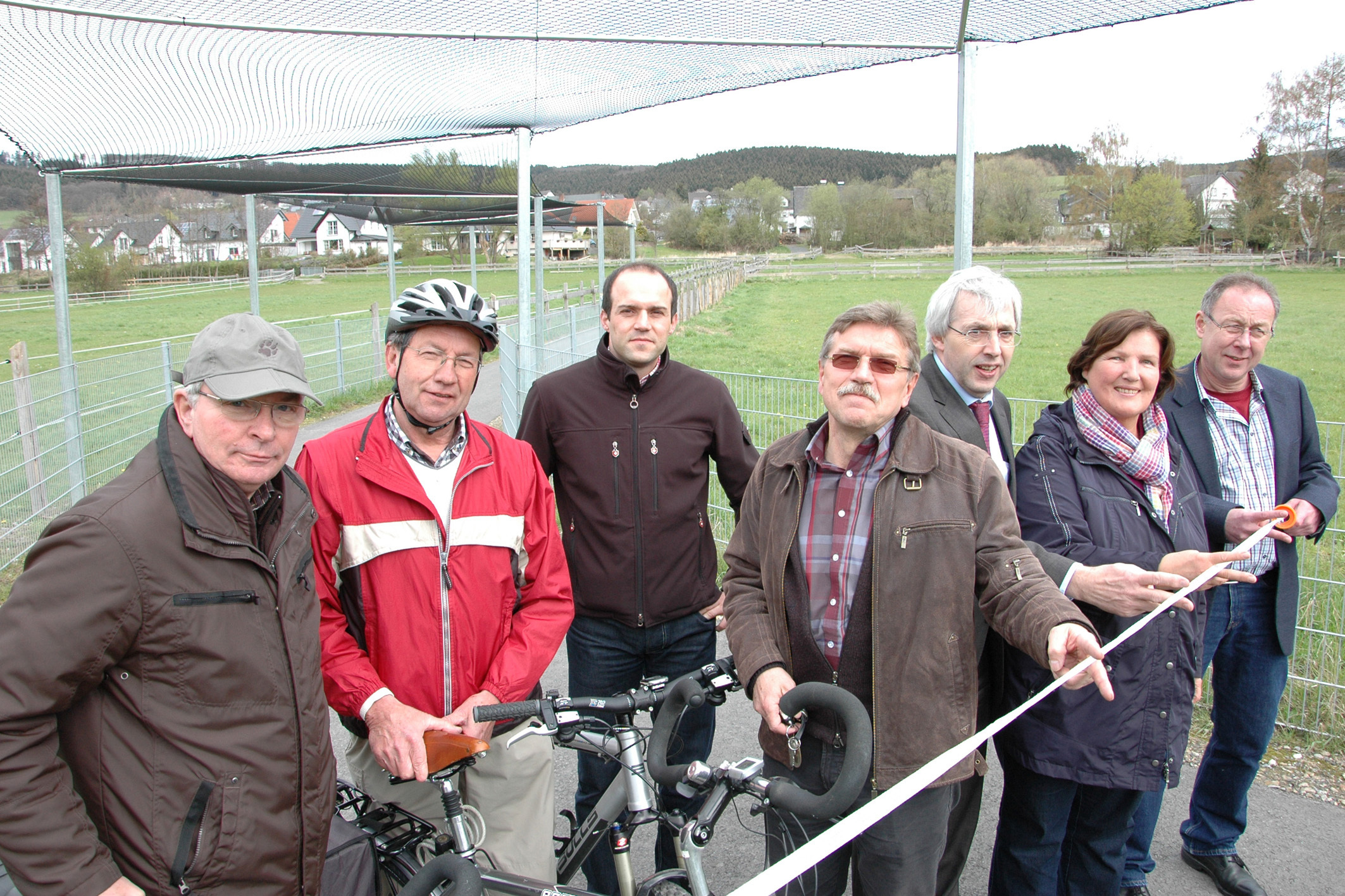 Mit Wolfgang Löser (Bezirksregierung), Lothar Deppe und Oscar Santos (beide StraßenNRW) eröffneten Manfred Schäfer (Stadt Arnsberg), Klaus Kaiser (MdL), Rosemarie Goldner (stellv. Bürgermeisterin) und Klaus Büenfeld (Bezirksausschuss-Vorsitzender Oeventrop) die schon sei November fertig gestellten neuen Etappen am Ruhrtalradweg. Fotos: Albrecht