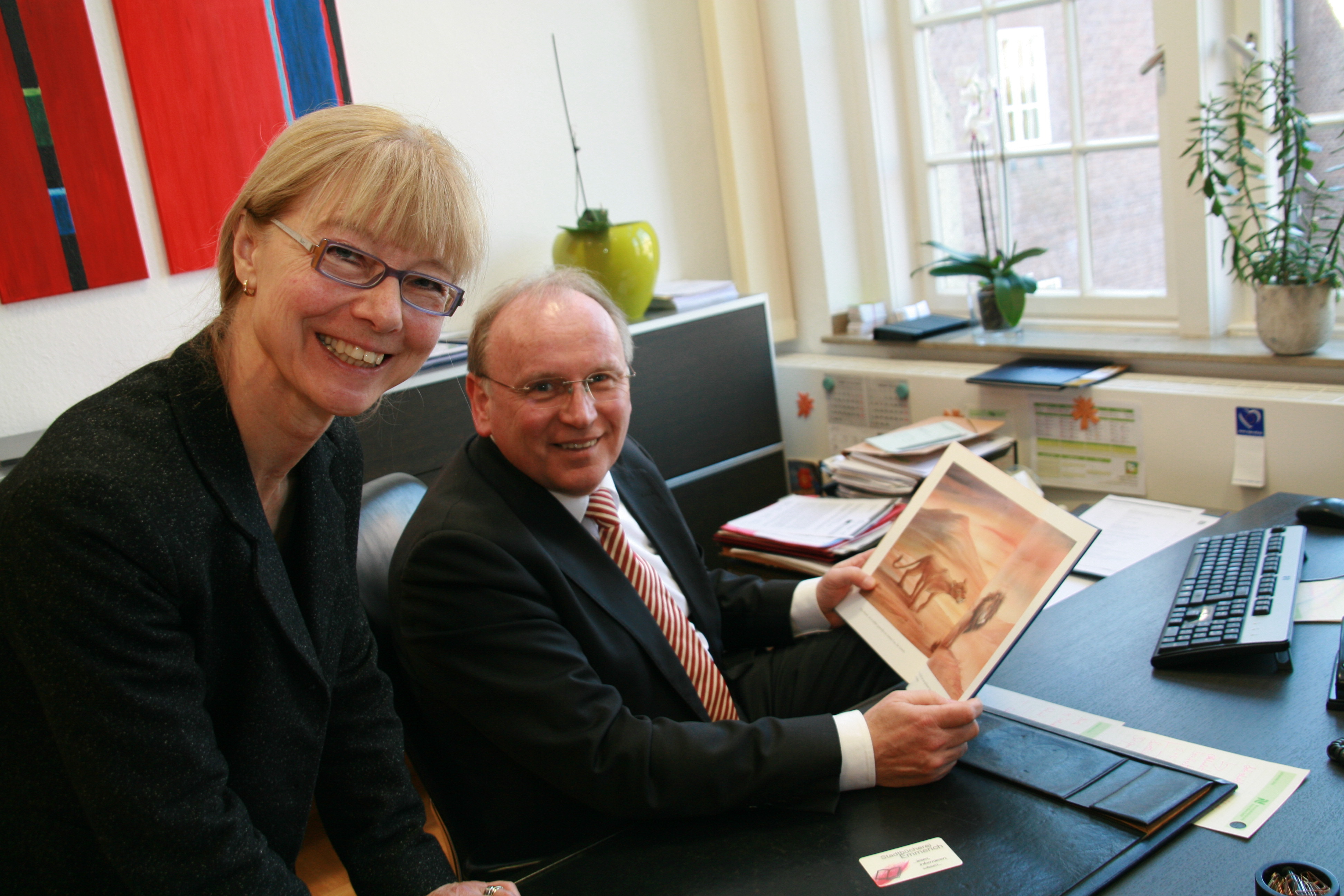 Magdalena Janßen-Koeller und der Emmericher Bürgermeister Johannes Diks mit dem wunderschönen Bilderbuch "Leo Löwe".