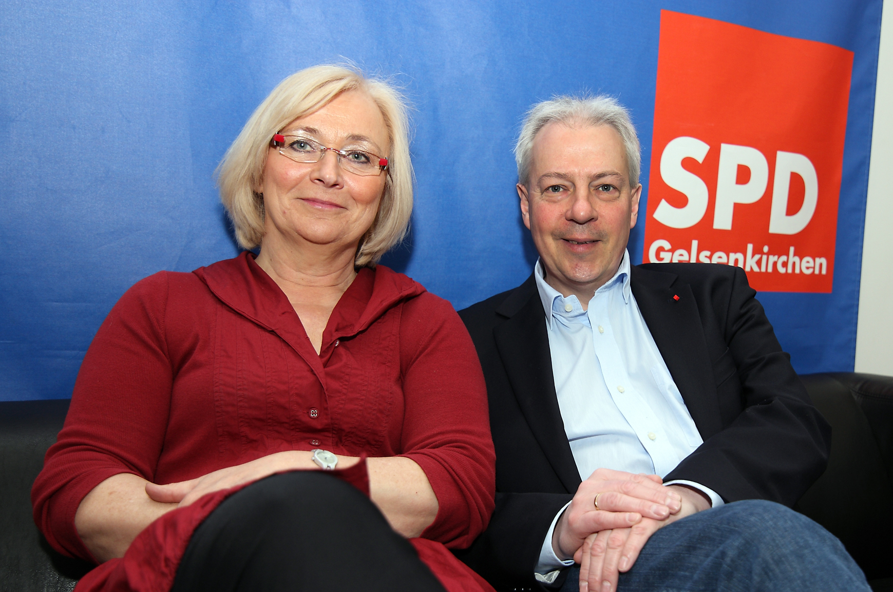 Die Hände in den Schoß legen Heike Gebhard und Markus Töns hier nur für den Fotografen. Sie freuen sich auf das Wahlkampftreiben, das dank der Unterstützung der zahlreichen Mitglieder zu einem echten Erlebnis wird für die beiden Politiker, die im Landtag in die Verlängerung gehen möchten, wie Schalke-Fan Markus Töns es ausdrückt. Foto: Gerd Kaemper