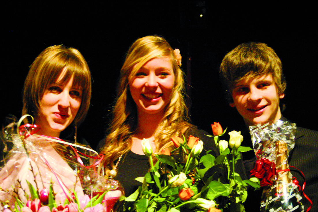 Das Foto zeigt die Siegerin des letzten Contests, Jasmin Düdder (Mi.), umrahmt von Platz 2 Lara Lorenz und Platz 3 Michael Zaremba.