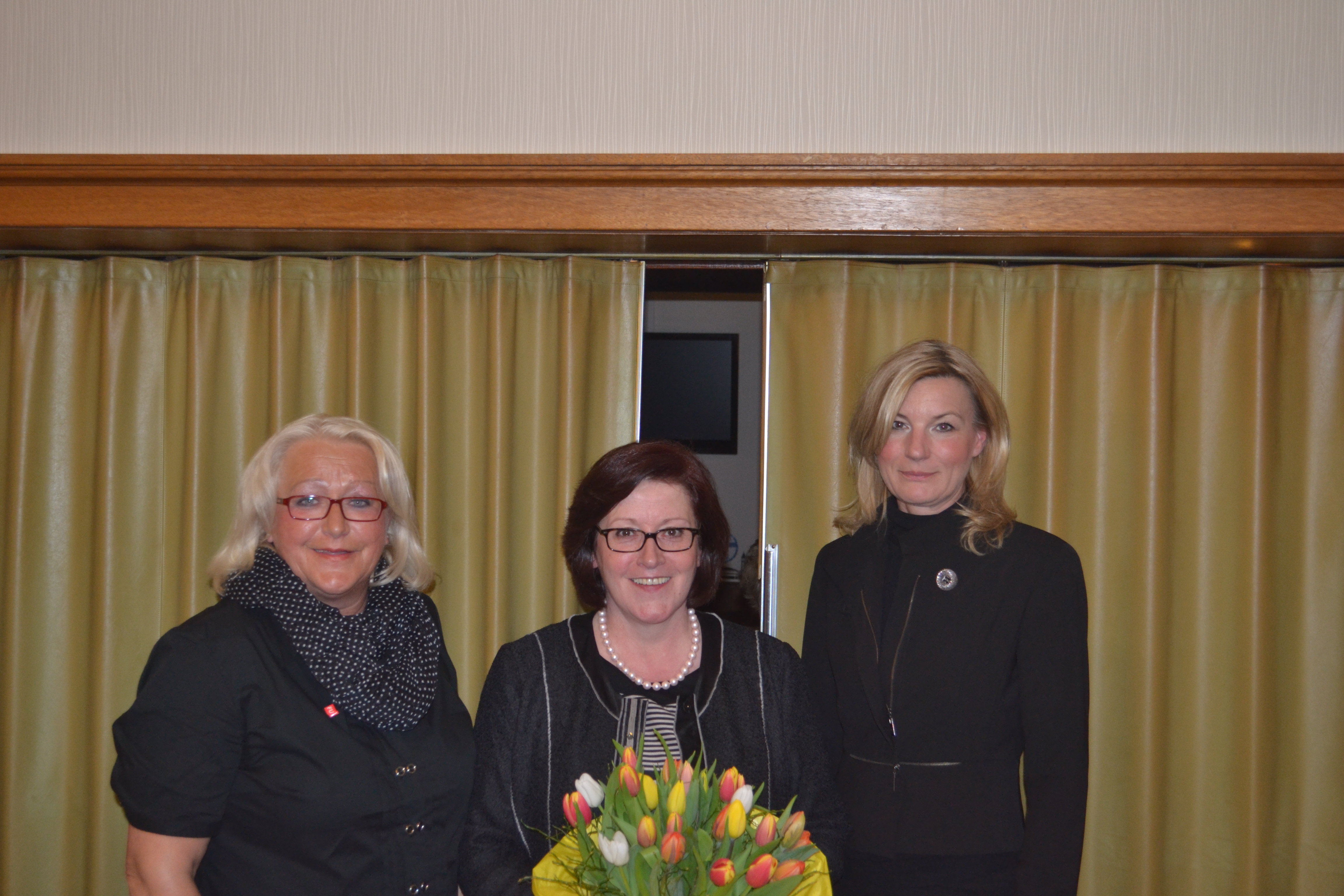 v. L. Gabi Kleine - Wienforth, Vorsitzende der Frauen Union, Frau Fischbach, MdB, zusammen mit der Stadtverbandsvorsitzenden der CDU Marl Anke Ronge.