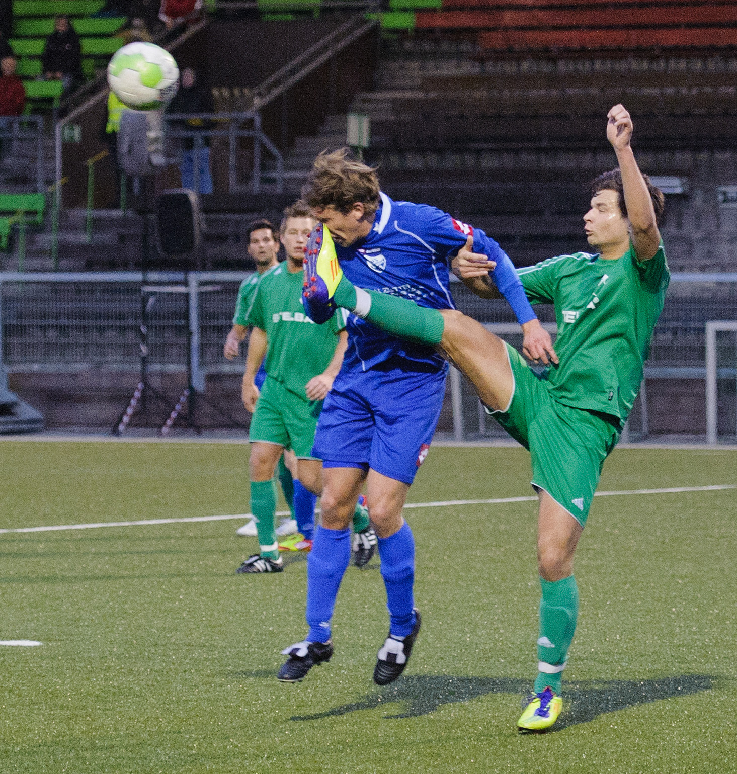 Aua! Der Speldorfer Kamil Kuzniarz (r.) erweist sich als beinharter Verteidiger.