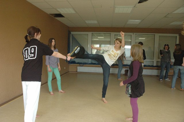 Sportlich wurde es beim Taekwondo-Workshop mit Jugendhaus-Leiterin Janine Thrun (links) bei Just4Girls in Kupferdreh.