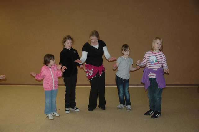 Eher zurückhaltend waren die jungen Damen beim Bauchtanz-Workshop, als Mareike Kaldenhoven (Mitte) den Mädchen zeigte, wie man es richtig macht.