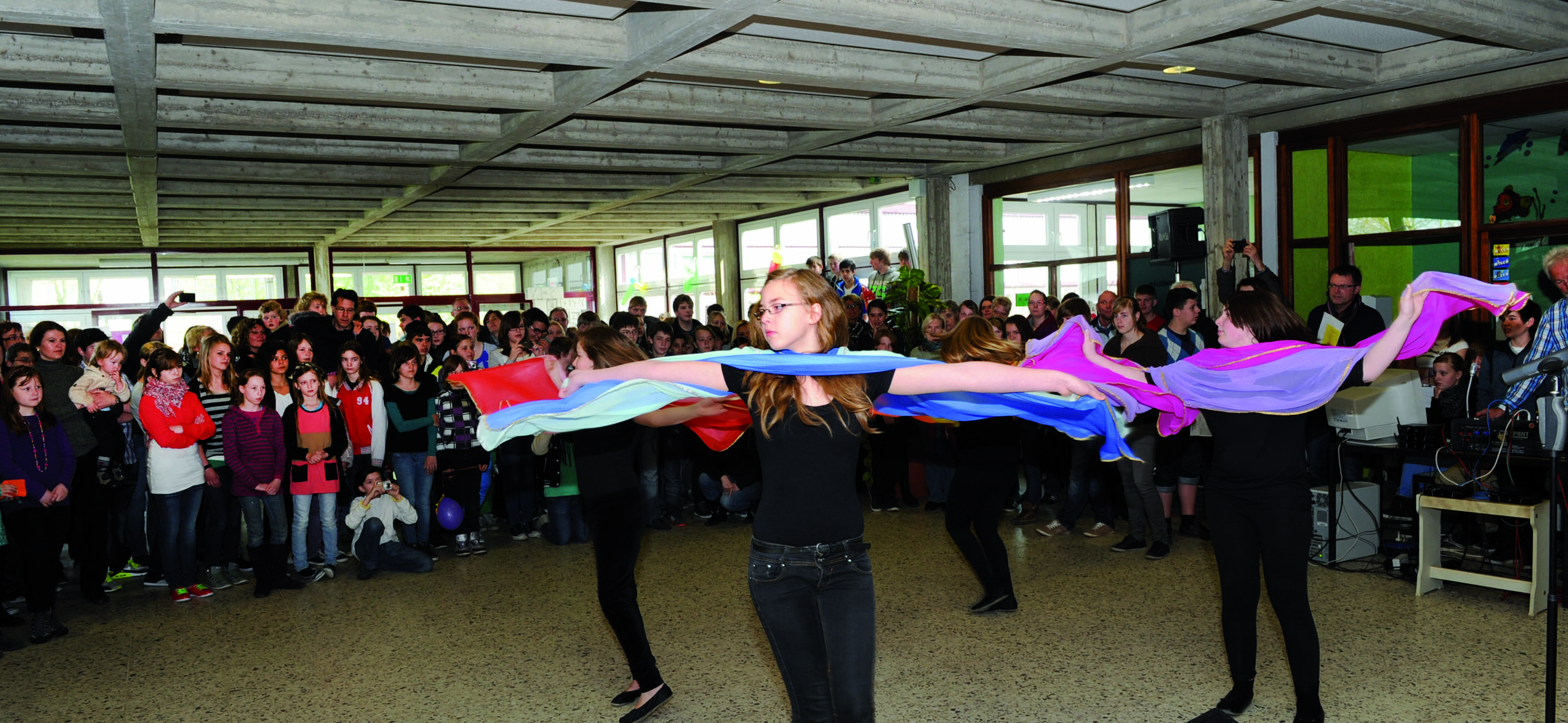 Viele Kranenburger kamen zum Tag der offenen Tür in "ihre" Hanna-Heiber-Schule. Foto: Heinz Holzbach