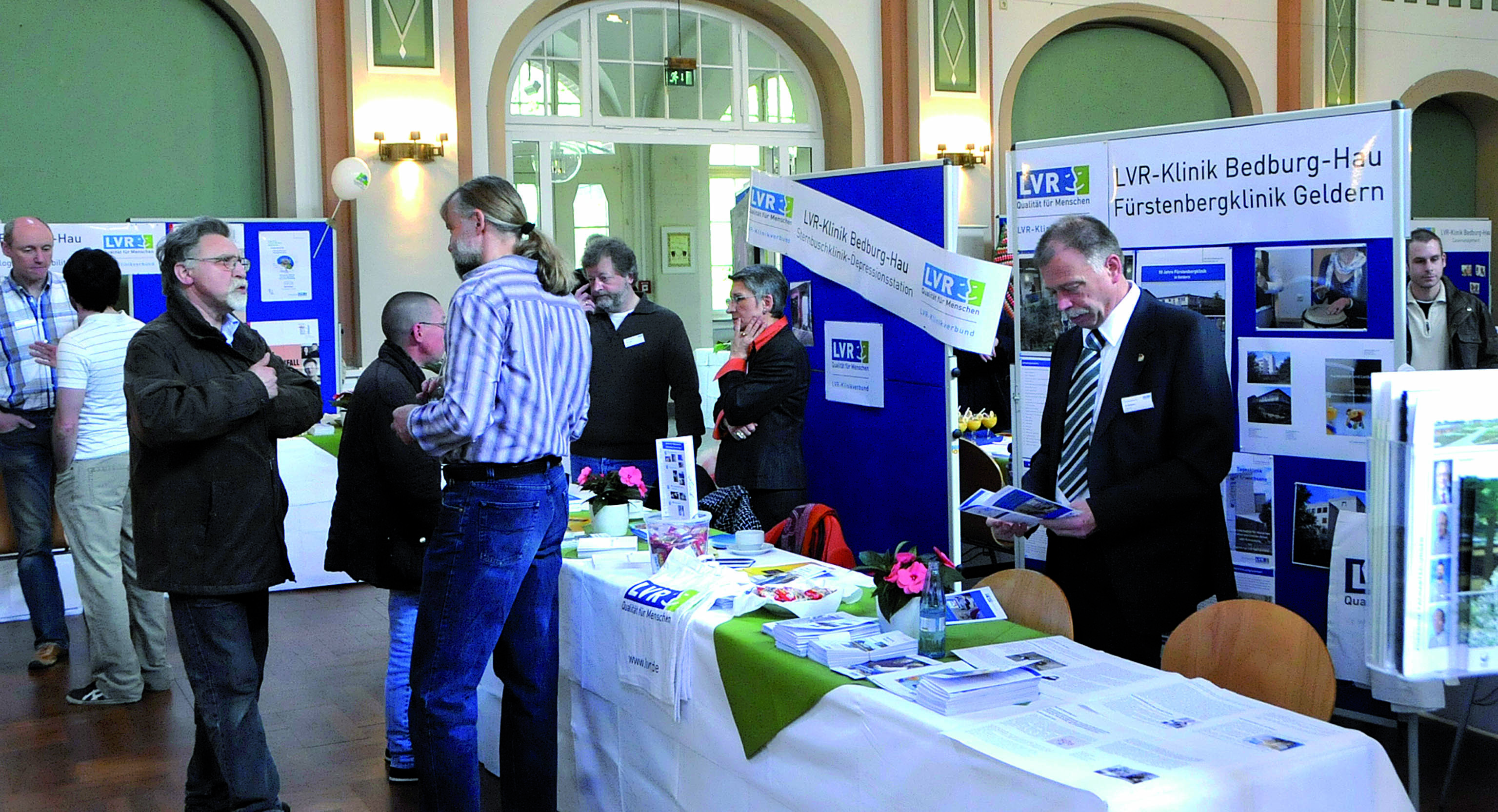 Am samstag informierten Mitarbeiter der LVR-Linik über das Therapieangebot. Foto: Heinz Holzbach