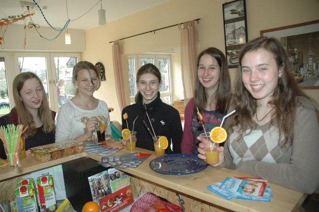 Bei einem Cocktail lässt es sich gut plaudern. Auch Celina, Ella, Yvonne, Alexandra und Jenny hatten viel Spaß bei Just4Girls.