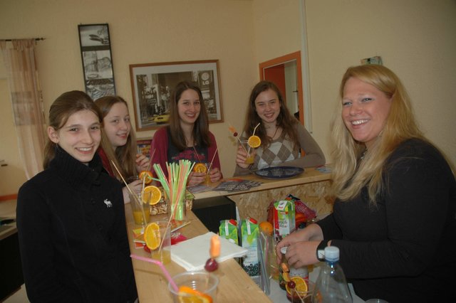 Die fruchtigen alkoholfreien Cocktails von Stephanie Matenar (rechts) kamen sehr gut an bei (von links) Yvonne, Celina, Alexandra, Jenny und den anderen Mädchen, die bei Just4Girls dabei waren.